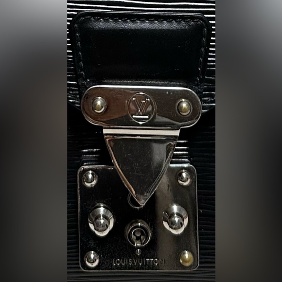 Louis Vuitton Pochette Serie Dragonne Epi Black - Picture 14 of 16